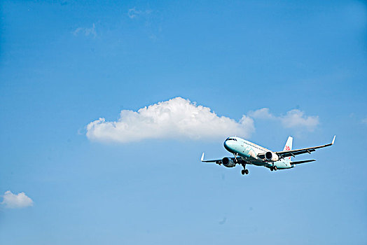 浙江长龙航空的飞机正降落重庆江北机场