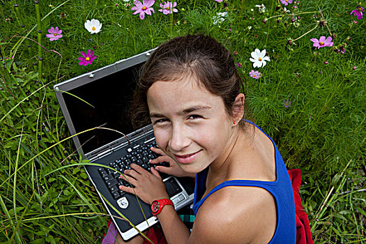 女孩,11岁,工作,笔记本电脑,电脑,笔记本,坐,花,草地