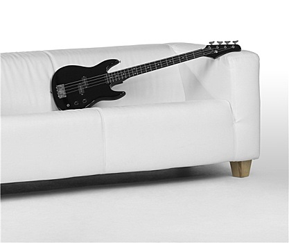 黑色,低音电吉他,白色背景,沙发