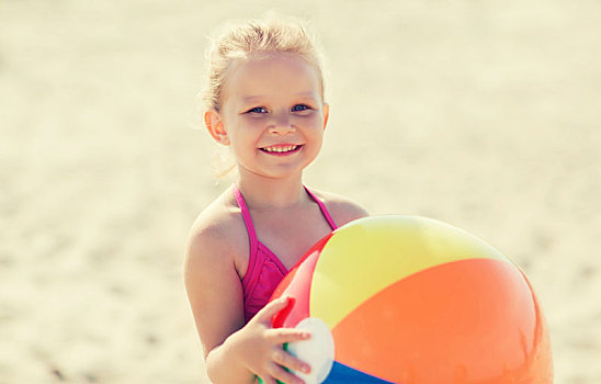 高兴,小女孩,玩,充气,球,海滩