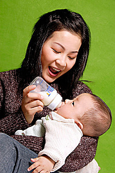 妈妈给宝宝喂奶瓶