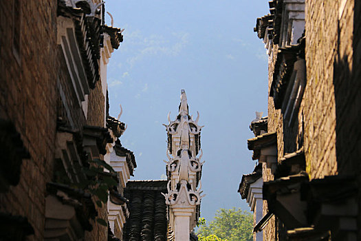 蓝天下中国传统建筑的屋檐