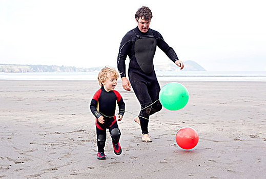 父子,玩,气球,海滩