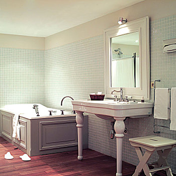 旧式,浴室,盥洗盆,陶瓷,腿,靠近,浴缸,墙壁