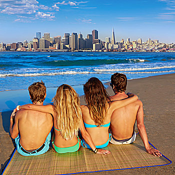 朋友,群体,情侣,坐,海滩,沙子,后视图,旧金山,天际线,照片