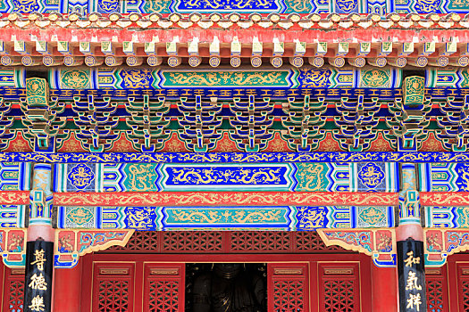 中国山东省蓬莱三仙山景区复古建筑彩绘斗拱