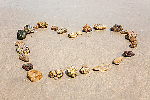 海边的心形石头