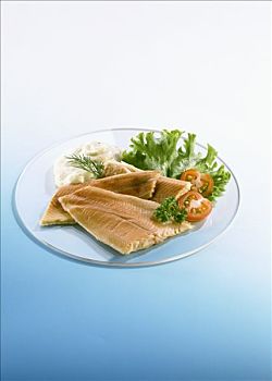 鲑鱼片,蛋黄酱,沙拉配菜