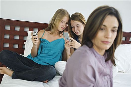 两个女孩,坐,床,手机,思考,女人,前景