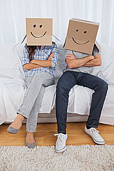 坐,夫妇,纸板箱,笑脸,顶着,客厅