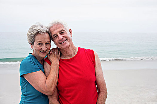 高兴,老年,夫妻,搂抱,相互,海滩,晴天