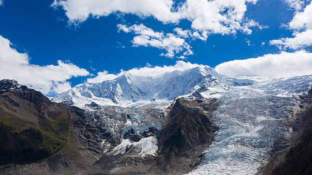 西藏自然风光波密米堆冰川