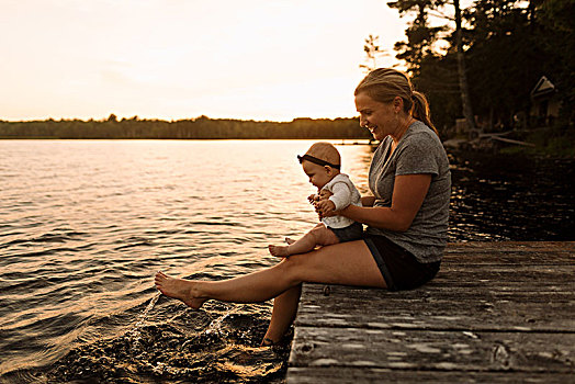 母亲,坐,码头,婴儿,女儿,溅,脚,湖