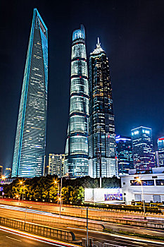 在现代建筑背景光迹在中国上海