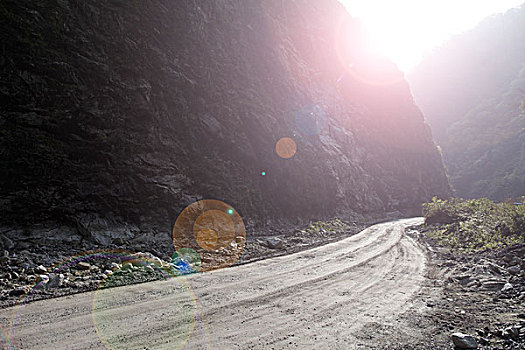 一段崎岖蜿蜒的岩石山路