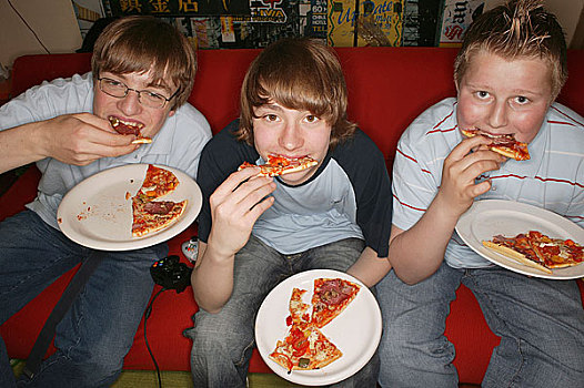 三个,青少年,男孩,坐,沙发,吃,比萨饼