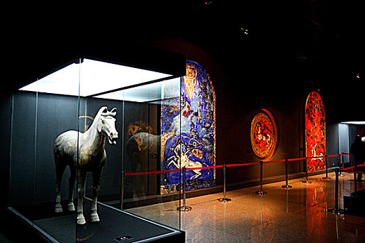 西安秦兵马俑博物馆神马馆里展示的秦马俑