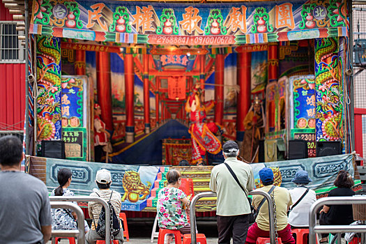 寺庙前很多人在看台湾传统民间戏曲歌仔戏演出