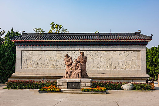 湖北荆州市古城三国公园里关羽,刘备,张飞群雕像