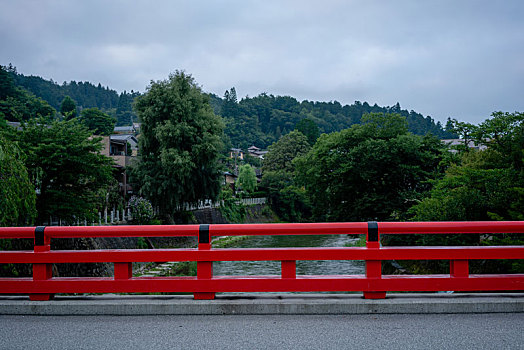 日本小镇河流上的红桥