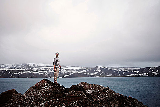 站立,男人,岩石上,观景,冰岛