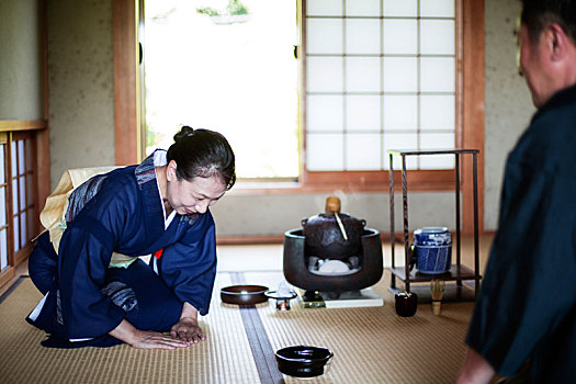 日本,女人,穿,传统,鲜明,蓝色,和服,色彩,阔腰带,男人,跪着,地板,茶道
