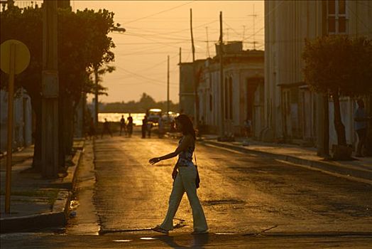 女人,走,街道,日落,西恩富戈斯,古巴,美洲