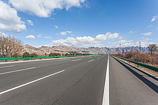 中国西部荒野道路