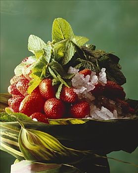 草莓沙拉,薄荷味,胡椒