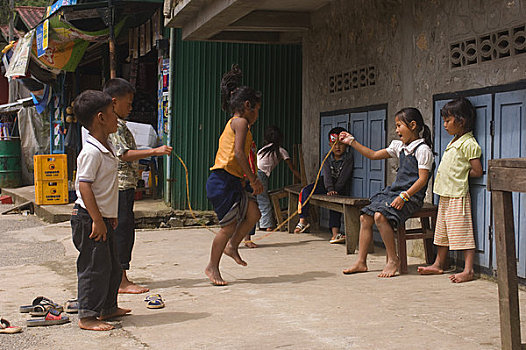 老挝,街景,孩子,玩,跳房子游戏