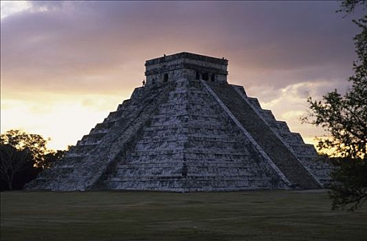 墨西哥,尤卡坦半岛,奇琴伊察,卡斯蒂略金字塔,库库尔坎,金字塔,黄昏