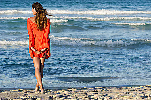 女人,站立,海滩,看,海景,后视图