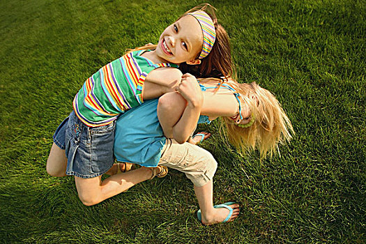 艾伯塔省,加拿大,两个女孩,玩,一起,草地