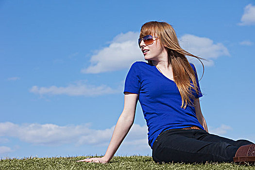 女青年,戴着,墨镜,坐,草地,艾伯塔省,加拿大