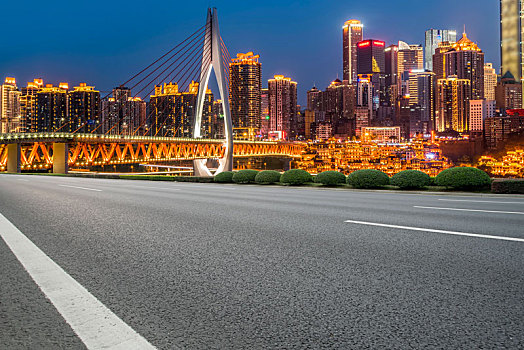 沥青路面和重庆城市建筑夜景