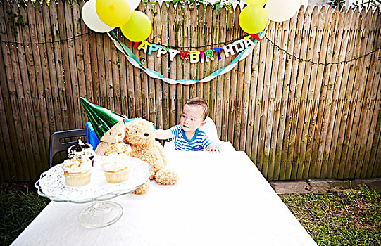 男婴,坐,桌子,毛绒玩具,戴着,派对帽
