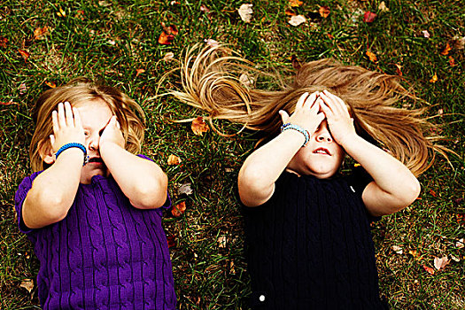 两个女孩,草地,隐藏,眼睛
