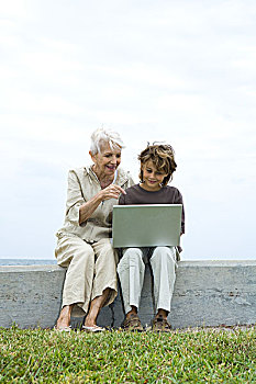 老年,女人,孙子,坐,户外,使用笔记本,电脑,一起