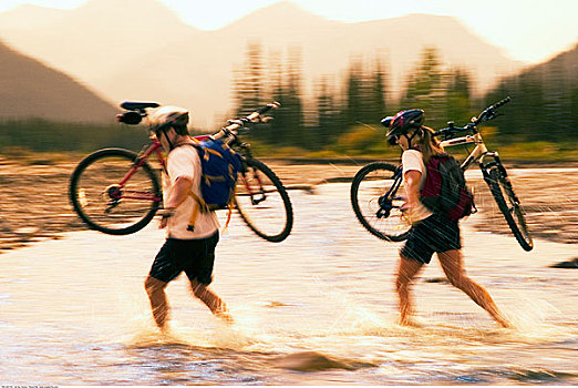 伴侣,穿过,河,山地自行车