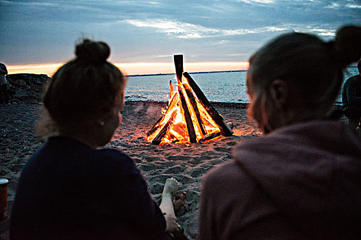女朋友,坐,营火,海滩
