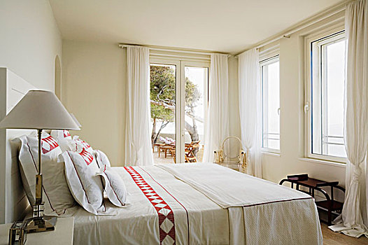 床头灯,白色,灯罩,靠近,双人床,田园风情,卧室,齐地,帘,窗户