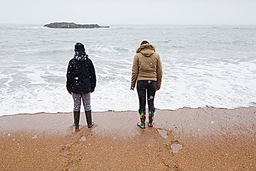 兄弟姐妹,厚衣服,站立,雪,冬天,海滩