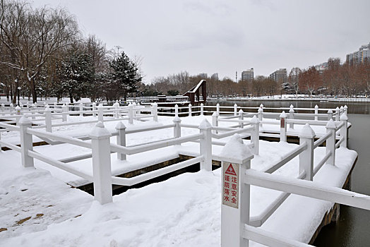 河北省石家庄市公园雪景