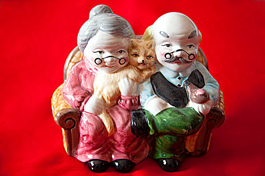 雕刻着一对老夫妇和猫的陶瓷娃娃