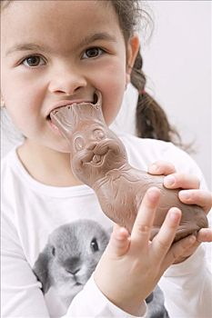 女孩,咬,耳,复活节巧克力兔