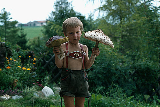 男孩,穿,皮短裤,拿着,蘑菇