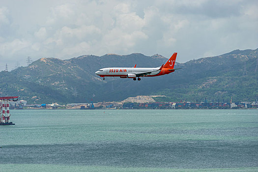 一架韩国济州航空的客机正降落在香港国际机场