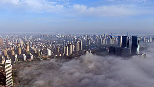 一觉醒来发现城市漂浮在云端,海边平流雾奇观太震撼