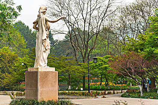 太子湾公园玫瑰园圣母塑像