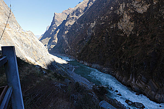 云南虎跳峡,大峡谷虎跳石